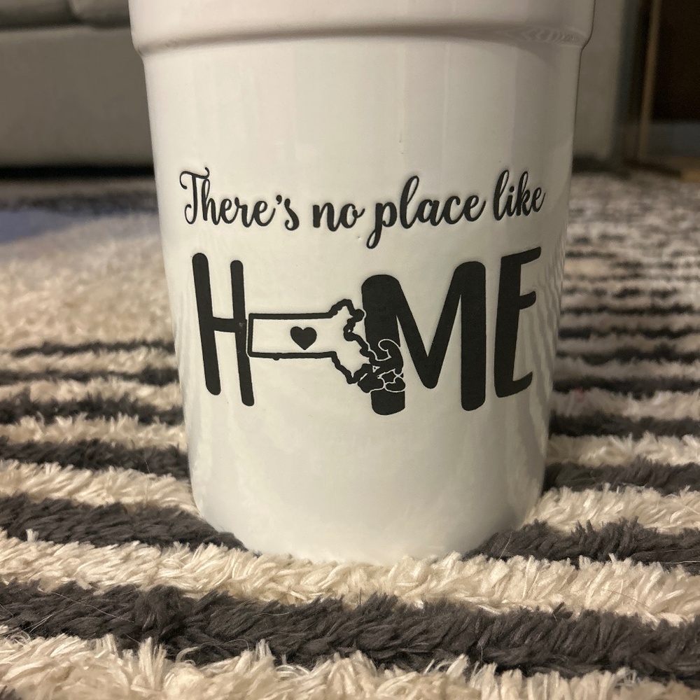 Massachusetts utensil holder